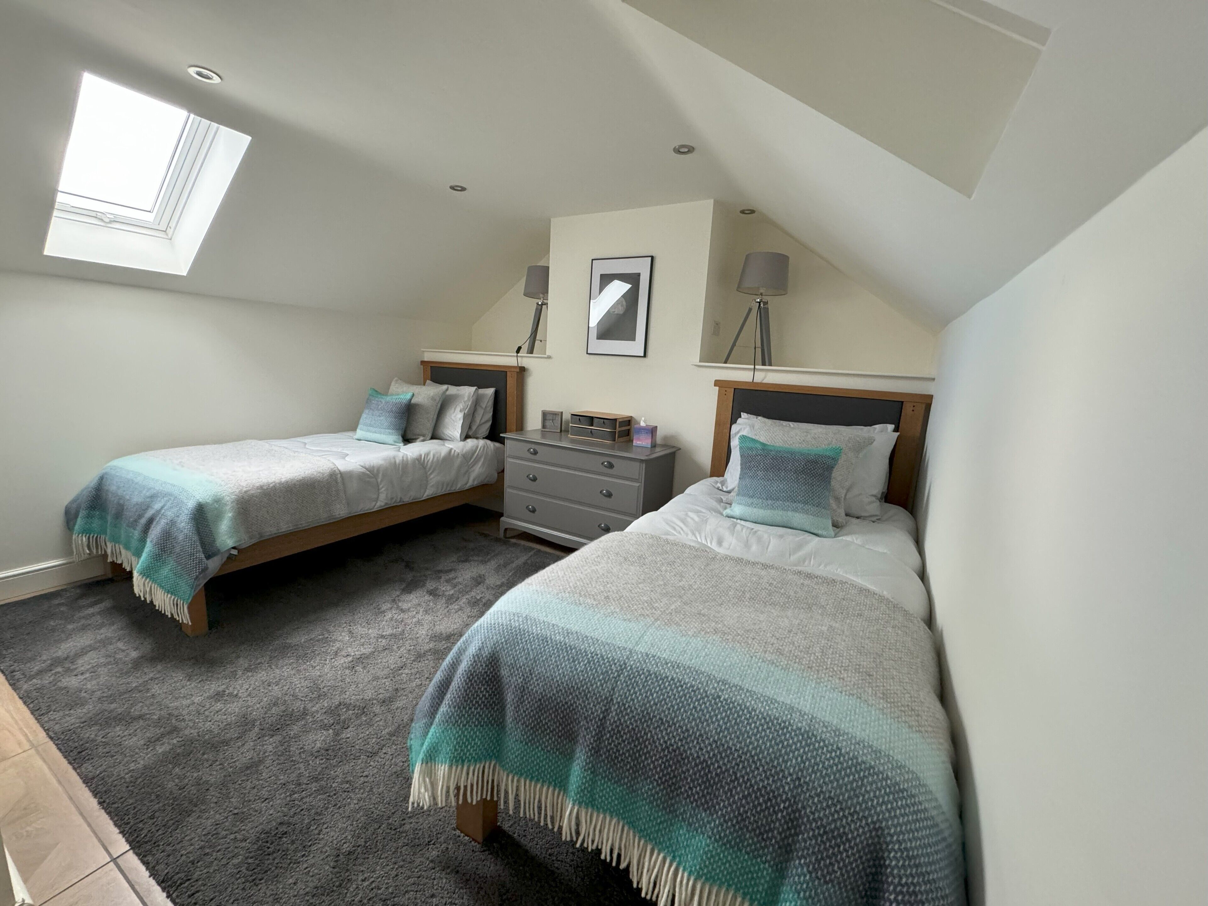 2 habitaciones, tabla de planchar con plancha, wifi y ropa de cama 