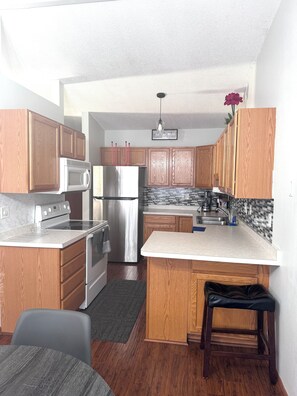 Refrigerador, microondas, horno y parrilla de estufa