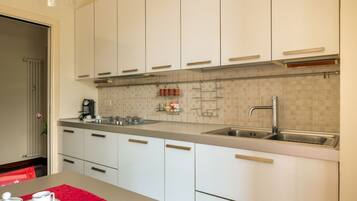 Jääkaappi, uuni, liesi, astianpesukone