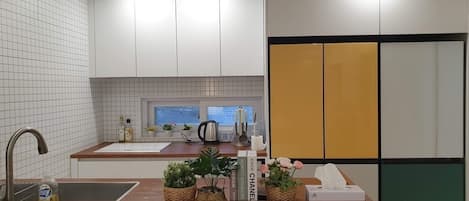 Frigorifero, microonde, forno, bollitore elettrico