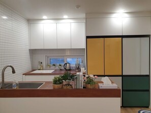 Kjøleskap, mikrobølgeovn, ovn og vannkoker