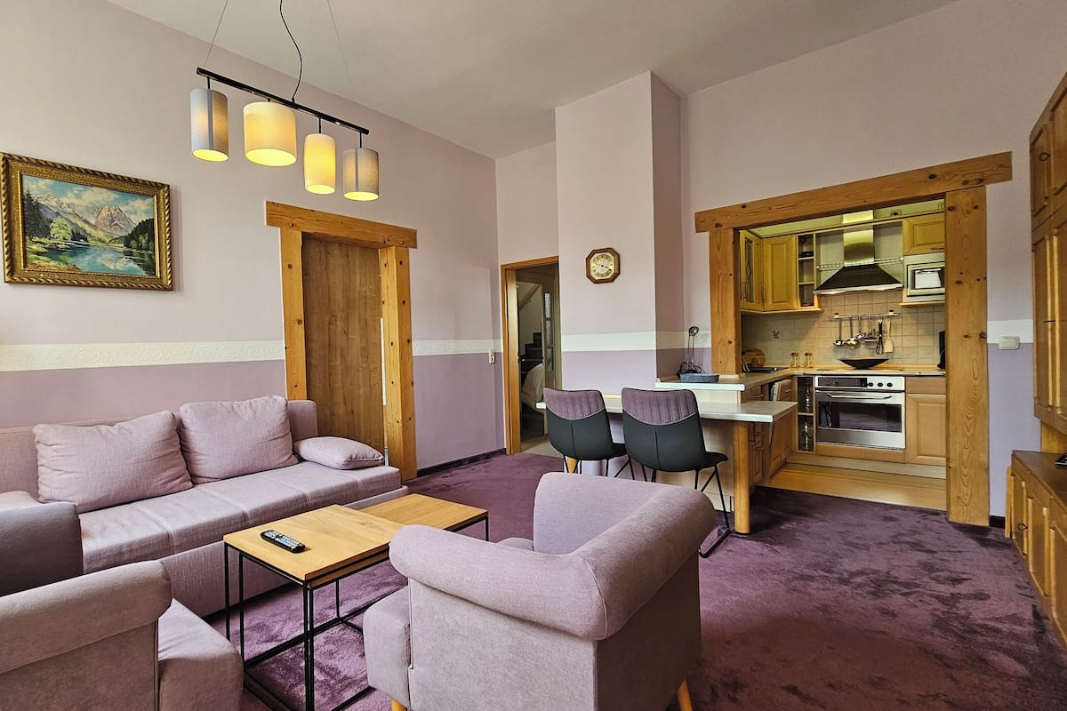 Deluxe Condo | Living area | Netflix, streaming services