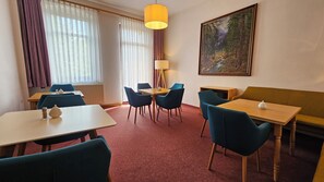 Restaurant - Pension Weiße Rose I Frühstück Parkplatz (Bad Elster)