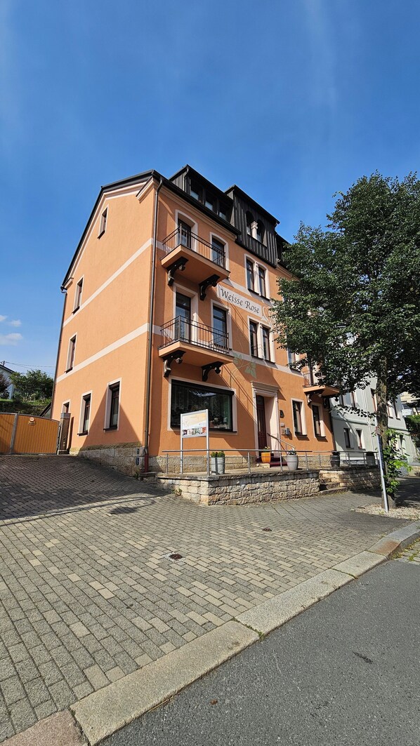 Front of property - Pension Weiße Rose I Frühstück Parkplatz (Bad Elster)