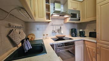 Deluxe Condo | Private kitchen | Stovetop, dishwasher, espresso maker, coffee/tea maker