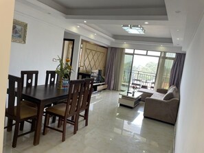 Rom – business, 2 soverom | Oppholdsområde | En 39-tommers Flatskjerm-TV med kabel-kanaler samt bordtennis