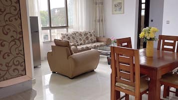 Appartement, 1 chambre | Coin séjour | Télévision à écran plat, table de tennis de table, films à la carte