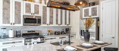 Refrigerador, microondas, horno, placa de cocina