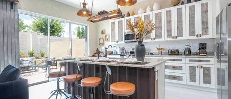 Frigorifero, microonde, forno, piano cottura