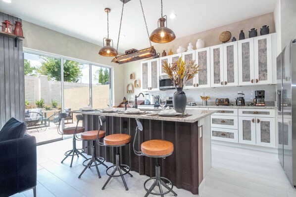 Refrigerador, microondas, horno, placa de cocina