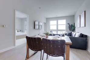 Leilighet – comfort, 1 queensize-seng med sovesofa, balkong | Spiseområde på rommet