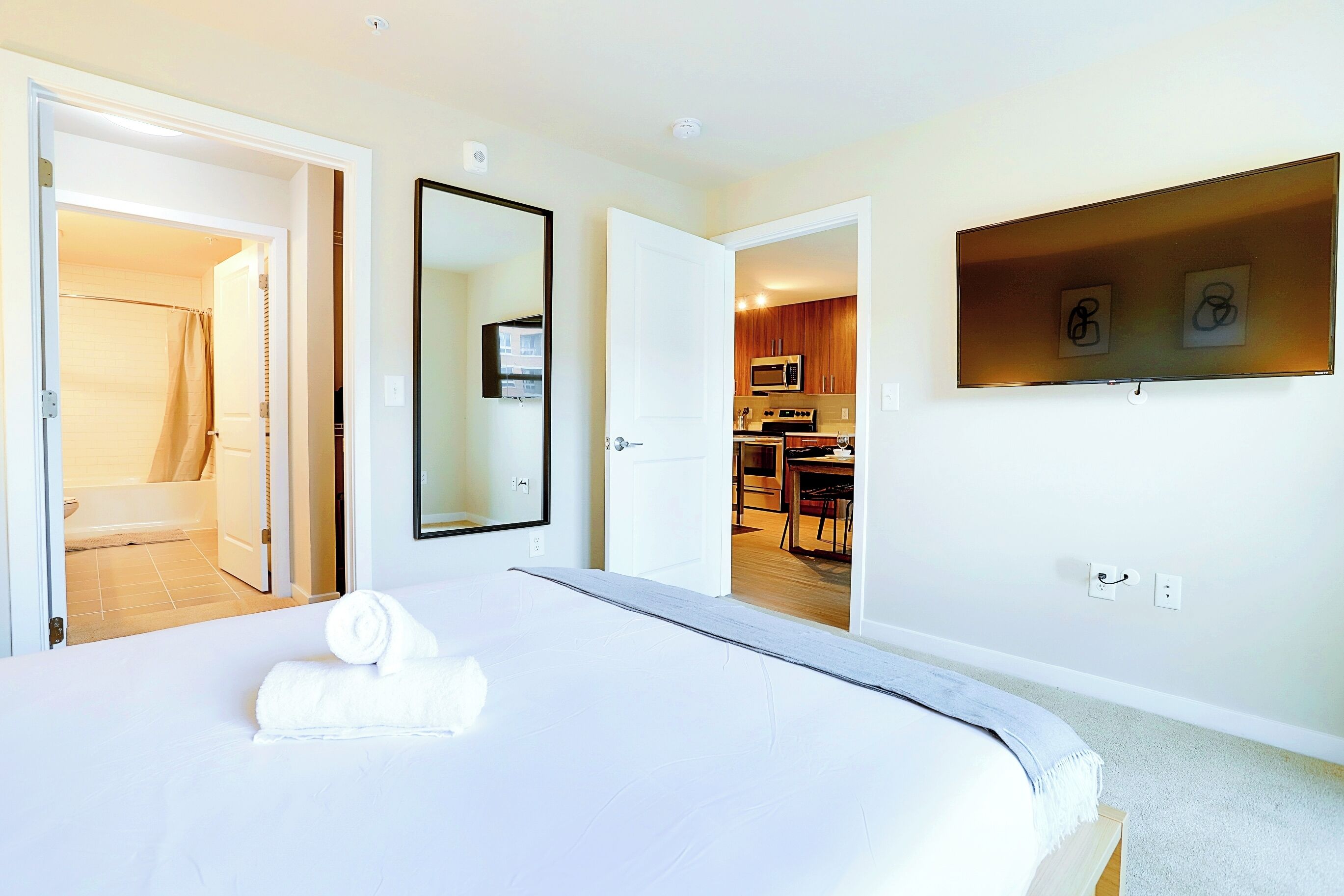 高級寢具、書桌、手提電腦工作空間、遮光窗簾/窗簾