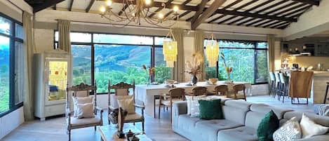 Una Smart TV, una chimenea