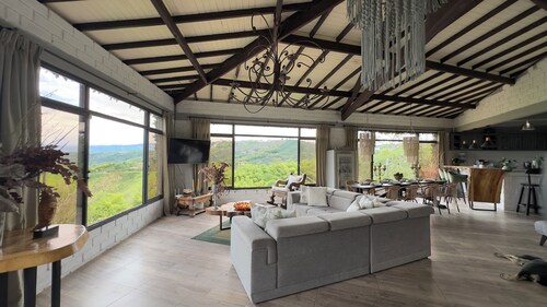 Villa Espectacular en el corazón del Eje Cafetero , rodeado de montañas y cafe..