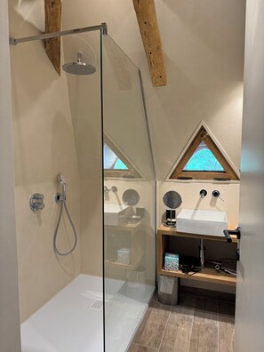 Shower, hair dryer, towels, soap - Charmante Maison Périgourdine au Coeur de la Vallée des 5 Châteaux (Cénac-et-Saint-Julien)