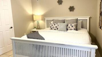 2 chambres, bureau, fer et planche Ă repasser, lit parapluie