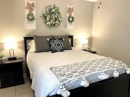 2 bedrooms, desk, iron/ironing board, free WiFi. Family and Triathlete Friendly Downtown Suite 599