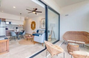 Smart TV - Bahay Condos 1-3 min walk to beach & 5th Av !Stylish 2-bdr apartment. fast WiFi! (Solidaridad)