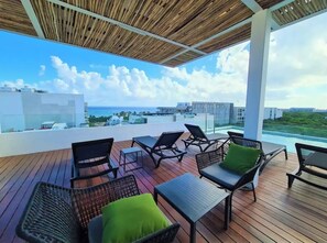 Terrace/patio - Bahay Condos 1-3 min walk to beach & 5th Av !Stylish 2-bdr apartment. fast WiFi! (Solidaridad)