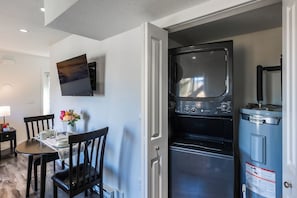Dining - Cozy Two Bedroom, centrally located (NORTH_COWICHAN_MUNICIPALITY)