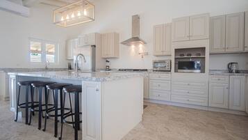 Microondas, lavavajillas, cafetera y tetera y tetera eléctrica