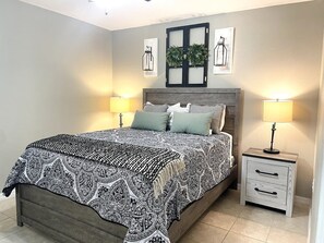 2 habitaciones, escritorio y tabla de planchar con plancha