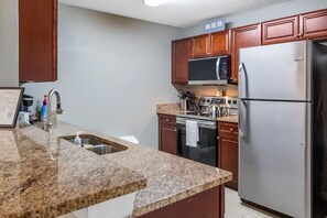 Geladeira, micro-ondas, fogão, cooktop