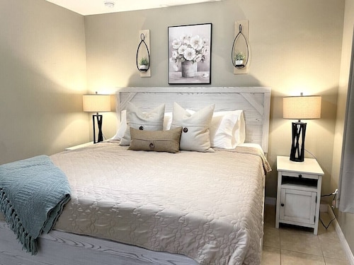 Downtown Gem! Stylish for Triathletes/Families 839