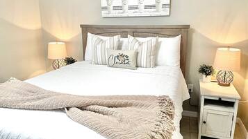 2 soveværelser, skrivebord, strygejern/strygebræt, weekendseng