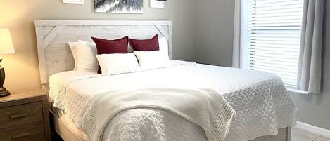 2 chambres, bureau, fer et planche à repasser, lit parapluie