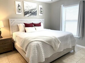 2 sovrum, skrivbord, strykjärn/strykbräda och resesäng