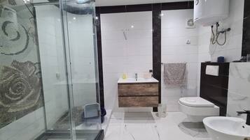 Bruser, hårtørrer, bidet, håndklæder