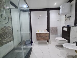 Dusche, Haartrockner, Bidet, Handtücher