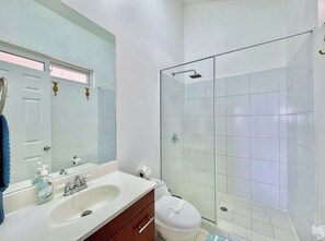 Dusche, Haartrockner, Handtücher, Seife