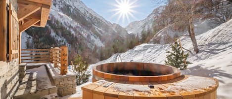 Outdoor spa tub