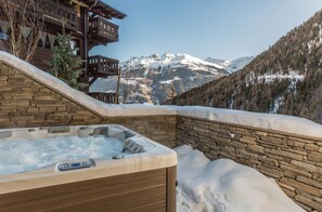Outdoor spa tub - Luxury Apartment, 3 Bedrooms with Jacuzzi Chalet Rahas A Grimentz - By Mrs Miggins (Grimentz)