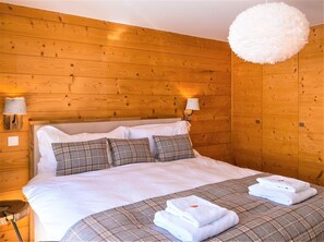 2 bedrooms, iron/ironing board, Internet, bed sheets