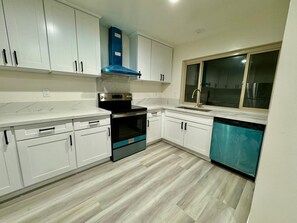 冷蔵庫、オーブン、コンロ、食器洗い機