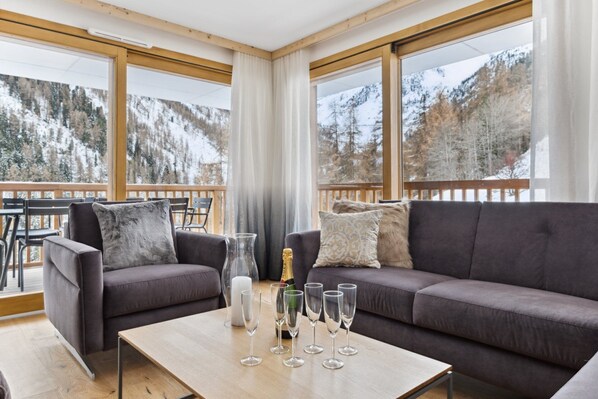 Fireplace - Luxury 3 Bedroom Apartment with Jacuzzi Rahas B Grimentz - By Mrs Miggins (Grimentz)