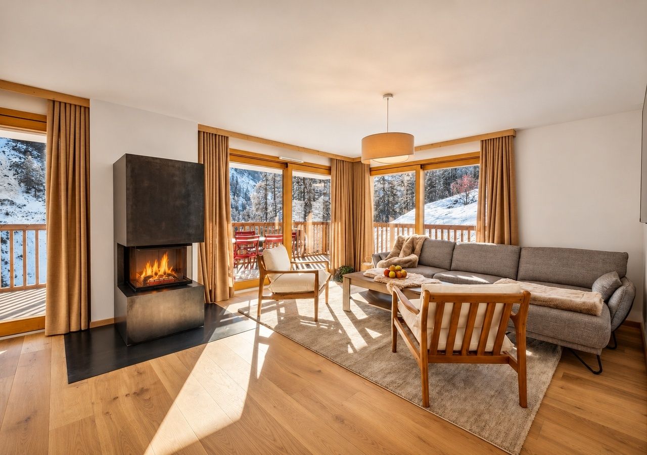Ein modernes Wohnzimmer mit Kamin, Holzboden, einer Couch und einem Esstisch.
