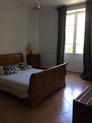3 bedrooms, iron/ironing board - Maison de Village, en Provence Dans Triangle Avignon-arlesnîmes (Vallabrègues)