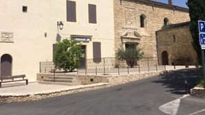 A street with a building featuring a sign that reads "Hotel". - Maison de Village, en Provence Dans Triangle Avignon-arlesnîmes (Vallabrègues)