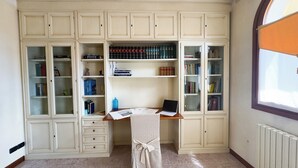 A study room with a desk, bookshelves, and a window. - Appartamento a cannaregio by Ca-Sa Check (Venice)