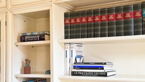 A bookshelf with various books, including encyclopedias and dictionaries. - Appartamento a cannaregio by Ca-Sa Check (Venice)