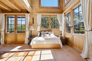 5 slaapkamers, een strijkplank/strijkijzer, beddengoed