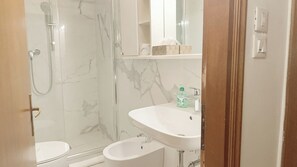 Dusche, Haartrockner, Bidet, Handtücher