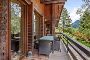 Outdoor dining - Charming 5 Bedroom Cottage - By Mrs Miggins (Champéry)
