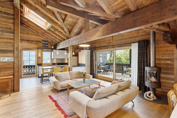 TV, fireplace - Located in the town of Val d'Illiez, between Troistorrents and Champéry, the Chalet Reine offers a b (Champéry)