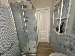 Shower, free toiletries, hair dryer, bidet - Oleandri cosy Apartment Near best beaches (Monterosso al Mare)