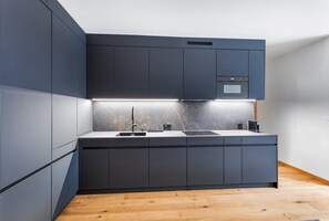 Réfrigérateur, micro-ondes, plaque de cuisson, lave-vaisselle